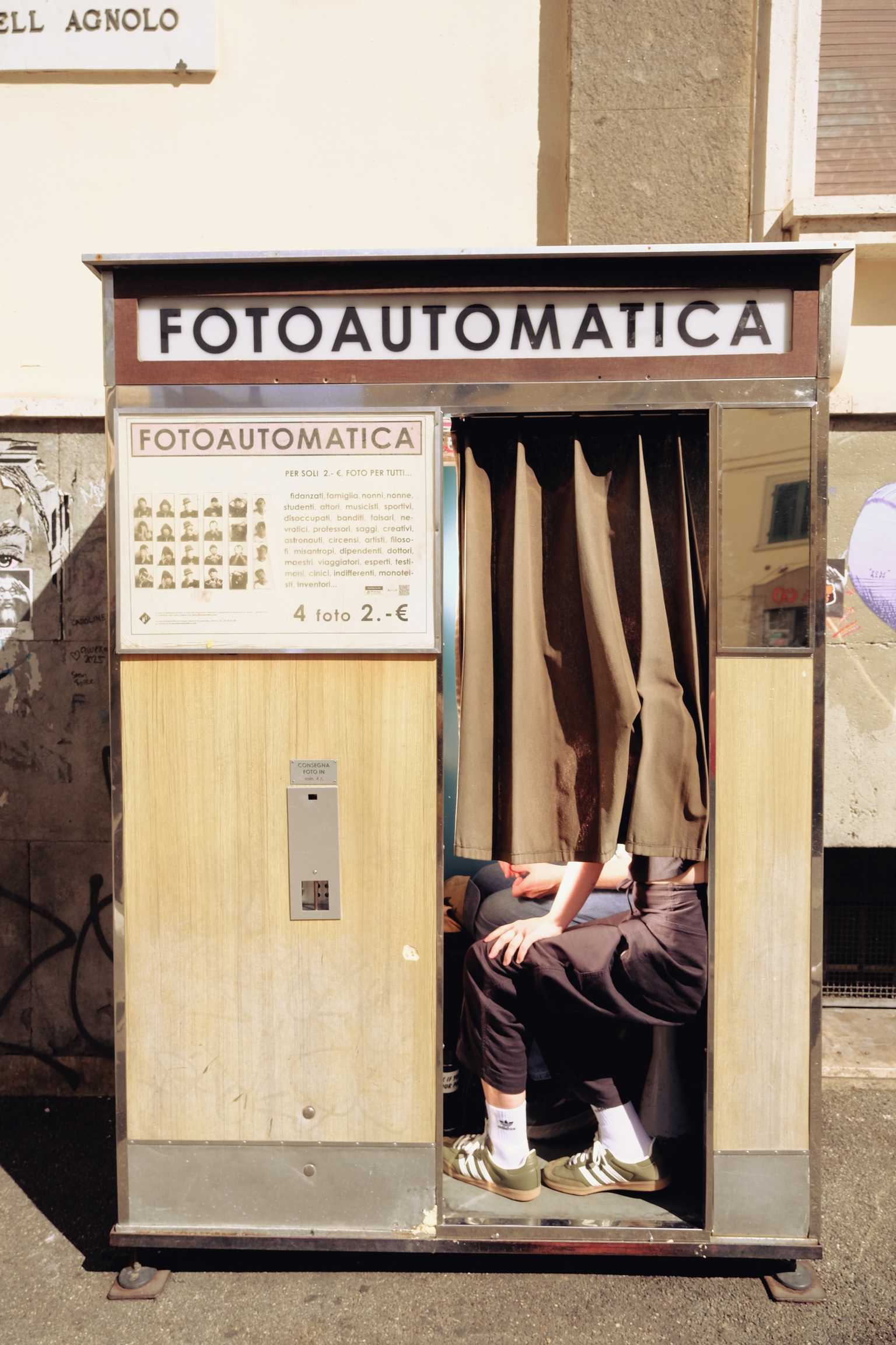 Some friends we met enjoying the only working Fotoautomat in Florence
